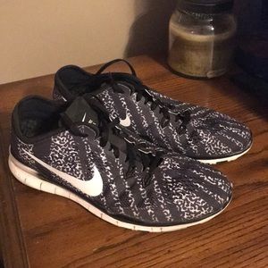 Nike free 5.0 tr fit black and white sz 9 womens